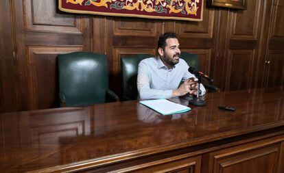 El exconcejal Francisco Blas en el Ayuntamiento de Teruel el pasado 18 de noviembre.