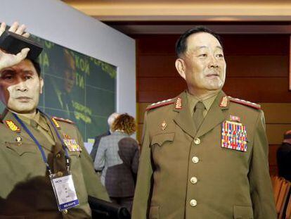 Hyon Yong-chol (dreta) en una conferència a Moscou el 16 d'abril.