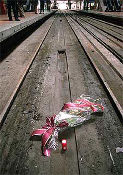 Los trabajadores de Renfe depositaron un ramo de flores en las vías del tren atacado en Atocha.