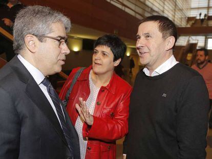 El exconsejero catal&aacute;n Francesc Homs conversa hoy en San Sebasti&aacute;n con Marian Beitialarrangoitia y Arnaldo Otegi.