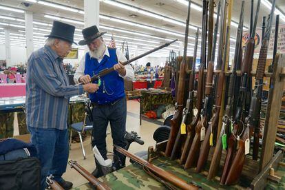 Eldon Leasure (d) se gana la vida con la venta de armas de fuego.