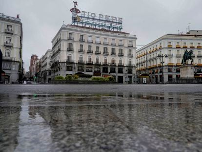 La Puerta del Sol, un día de lluvia durante el estado de alarma.