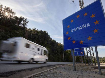 Un vehículo circula en la frontera con Francia en la carretera nacional 2, en junio de 2020.