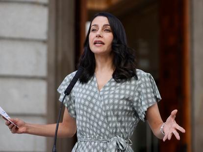 La presidenta de Ciudadanos, Inés Arrimadas, el jueves en el patio del Congreso.