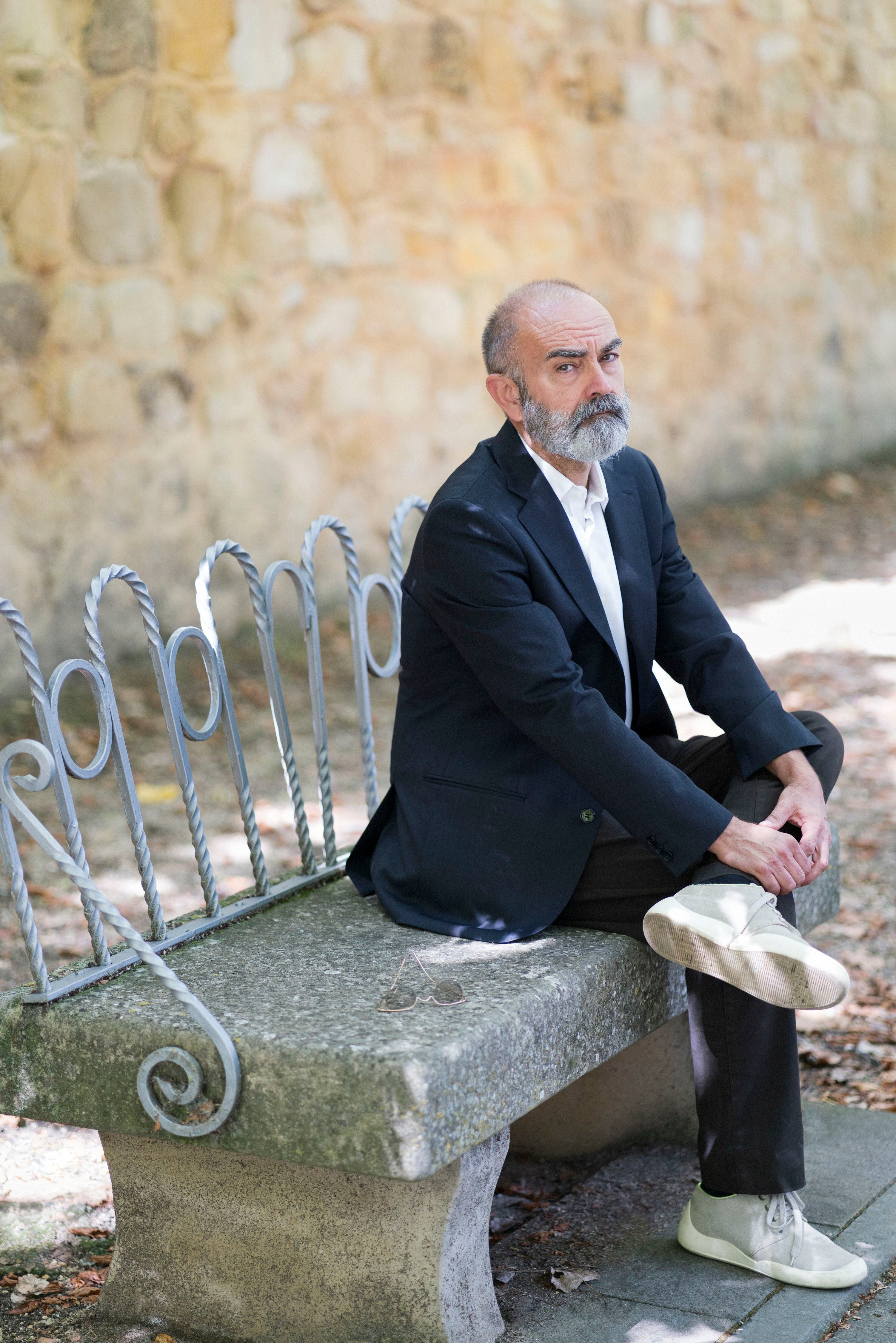 El escritor descansa junto al Duero a su paso por Soria, la ciudad donde nació y a la que ha vuelto tras años viviendo en Madrid, Barcelona, Venecia y Trieste.