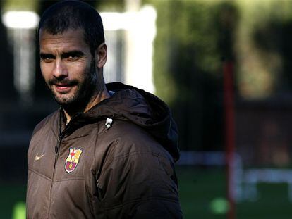 Pep Guardiola, durante un entrenamiento del Barcelona.