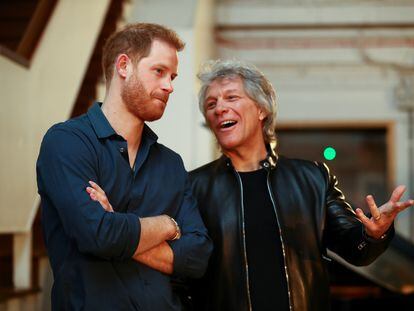 El príncipe Harry y Bon Jovi, en el estudio Abbey Road, en Londres, este viernes.
