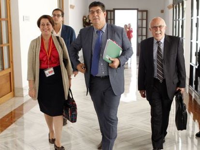 Diego Valderas, en los pasillos del Parlamento.