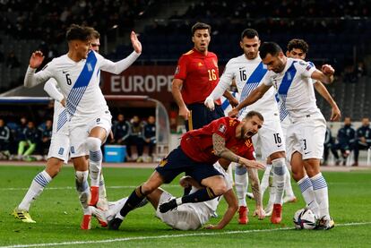 Íñigo Martínez cae en el área de Grecia en la acción del penalti que supuso el gol de España.