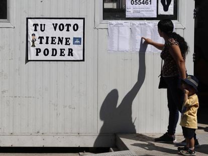 Una mujer busca su mesa para votar en Lima, Perú.