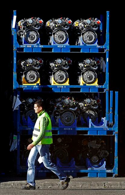 Un trabajador de la planta de Zona Franca de Nissan.