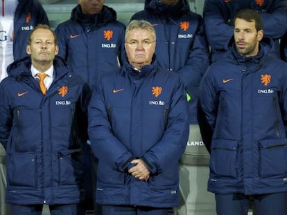 Guus Hiddink, en el centro, acompa&ntilde;ado de Danny Blind y Ruud Van Nistelrooy.