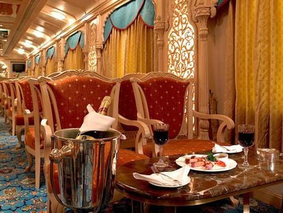 Interior de un tren de lujo.