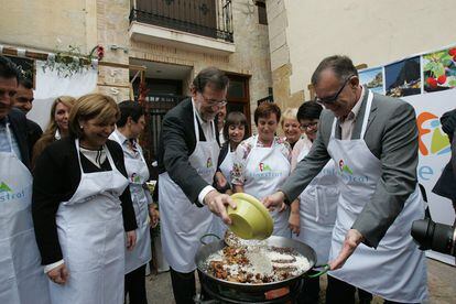 El presidente del Gobierno, Mariano Rajoy, participa en la elaboración de una paella en Finestrat (Alicante), el 24 de octubre de 2015.