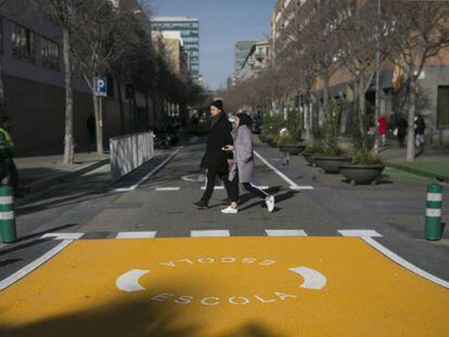 Entorn de l'escola Grèvol de Barcelona, amb senyalització que adverteix de la proximitat del centre.