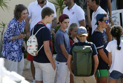 La reina Sof&iacute;a, junto a seis de sus nietos nietos, a su llegada la escuela de Calanova (Mallorca), donde realizan un curso de vela durante sus vacaciones en la isla.