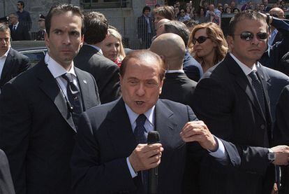 El primer ministro italiano, Silvio Berlusconi, a la salida de la vista judicial, ayer en Milán.