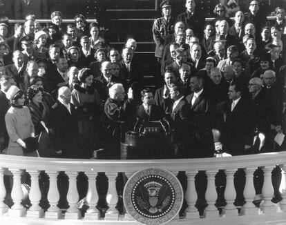 John F. Kennedy jura su cargo ante el presidente de la Corte Suprema de los Estados Unidos, Earl Warren, en Washington (EE UU), el 20 de enero de 1961.