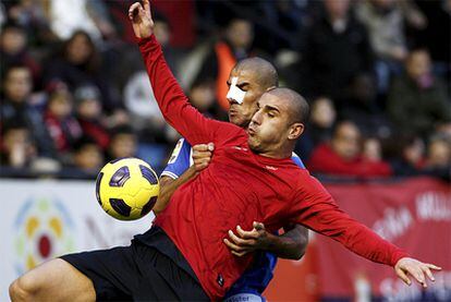 Aranda protege el balón ante el acoso de Cata.