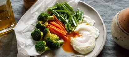 Huevos escalfados con verduras en papillote | Recetas | Gastronomía | EL  PAÍS