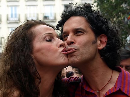 Carla Antonelli y Pedro Zerolo, fallecido en 2015, en una celebración del Orgullo Gay en Madrid.