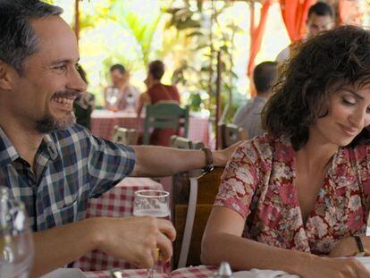 Gael García Bernal y Penélope Cruz, en un fotograma de 'La red avispa'.