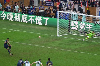 Kylian Mbappé marca, de penalti, el tercero para Francia. 