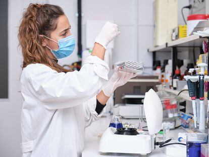 Una mujer científica realiza pruebas en un laboratorio en Madrid.
