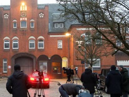 Periodistas apostados frente a la cárcel de la localidad de Neumünster, al sur de Kiel