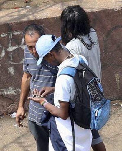 Usuários cuentan piedras de crack en la calle.