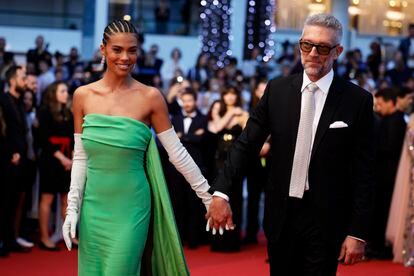 El actor francés Vincent Cassel y su esposa, la modelo francesa Tina Kunakey, llegaban el lunes para asistir a la proyección de la película 'Crimes Of the Future' en Cannes.