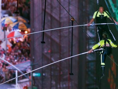 Los hermanos equilibristas Nik y Lijana Wallenda cruzan Times Square a 25 pisos de altura.