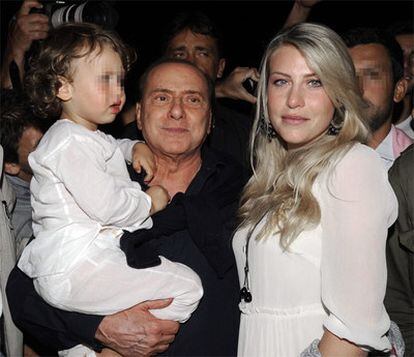 El primer ministro italiano, Silvio Berlusconi, con su hija Barbara y su nieto, en Cerdeña el verano de 2010.