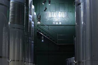 Una de las salas grandes de depósitos de vino de la bodega gallega Terras Gauda, en Rías Baixas.