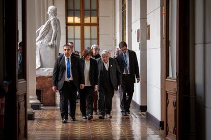 José Mujica y la rectora Rosa Devés entrando al salón de honor.