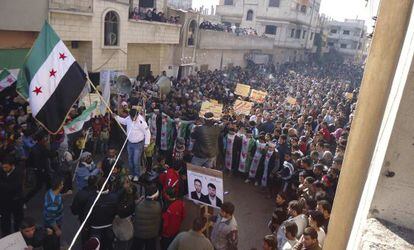 Manifestantes opositores en las calles de Homs.