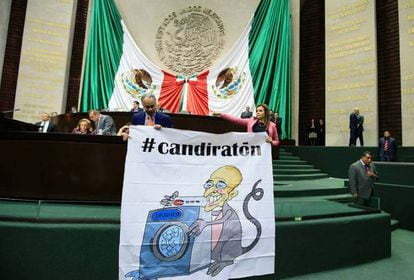 Diputados del PRI muestran el pasado 1 de marzo una manta con una candidatura del candidato presidencial del PAN, Ricardo Anaya, promoviendo el uso del hashtag #candiratón