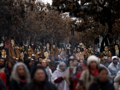 Familiares y simpatizantes llevan efigies de detenidos desaparecidos durante la dictadura de Pinochet en una protesta el mes de julio en Santiago de Chile.