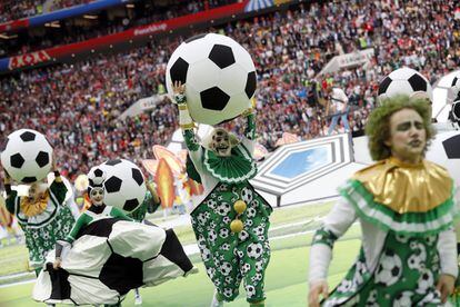 Bailarines participando en la ceremonia de apertura del Mundial.