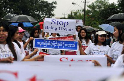 Protesta en Yangon contra la asistencia de la ONU a la etnia rohingya en Myanmar.