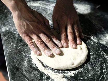 En Sumer, en Madrid, elaboran su propio pan de pita para los 'doner kebabs'.