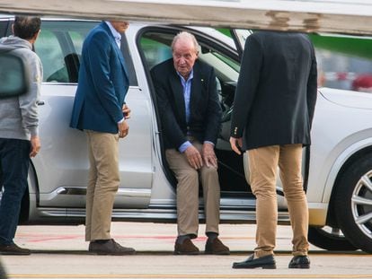 Juan Carlos I, a su llegada al aeropuerto de Vigo, el pasado mes de mayo.