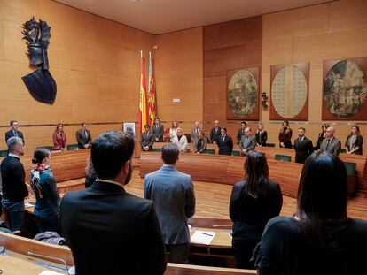 El pleno del Ayuntamiento de Valencia en la sesión del pasado 27 de febrero, en que los ediles guardaron un minuto de silencio por las víctimas y afectados del incendio del edificio de Campanar.