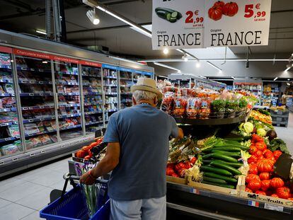 Un consumidor selecciona verdura en un supermercado de Niza (Francia), este jueves.