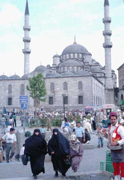 Una cuarta parte de los 72 millones de habitantes 

de Turquía vive en la región de Mármara, en el noroeste industrializado, incluyendo la ciudad de Bursa y la gigantesca metrópoli de Estambul, de la que la foto muestra la mezquita de Yeni.