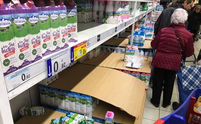 Productos básicos como la leche empiezan a escasear en los estantes debido a la alta afluencia de compradores ya desde la apertura de los supermercados.