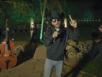 Carlos Anderson, 'El Obama', y su banda en un fotograma del video musical 'Protégeme Señor'.