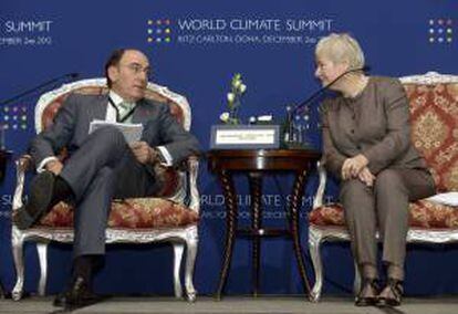 El presidente de Iberdrola, Ignacio Sánchez Galán (i), conversa con la presidenta ejecutiva del Consejo Mundial de la Energía, Joan McNaughton (d), durante la ceremonia de inauguración de la cumbre sobre el clima "World Climate Summit" en Doha, Catar, hoy, domingo 2 de diciembre de 2012.