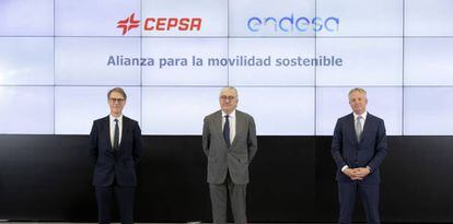  Philippe Boisseau, consejero delegado de Cepsa; José Bogas, consejero delegado de Endesa, y Maarten Wetselaar, futuro nuevo consejero delegado de Endesa, durante la firma del acuerdo.