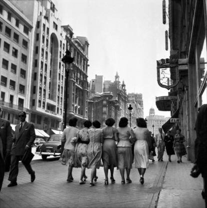 Señoritas en la Gran Vía de Madrid (1953).